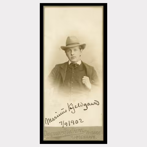 Foto portræt af Marinus som 18-årig fra Dagmaratelieret, Nygade 1, Kjøbenhavn